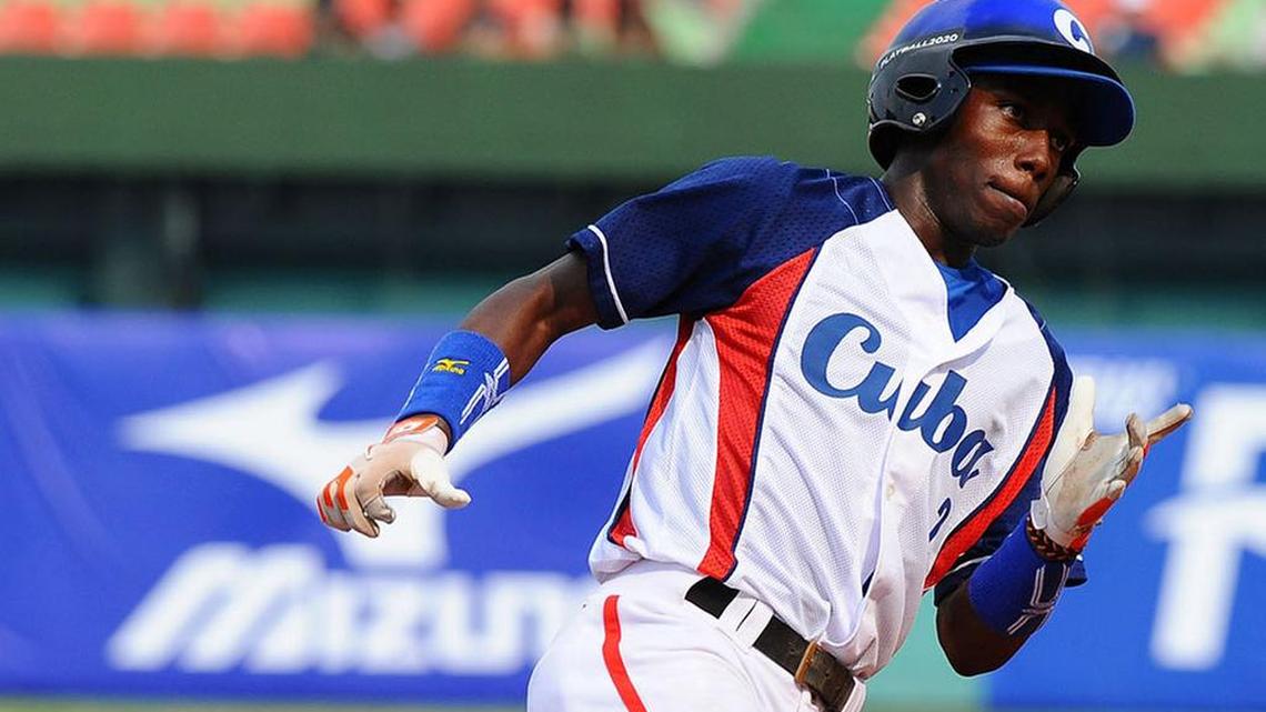 RANDY AROZARENA sobresale por su velocidad y la rapidez de su swing.