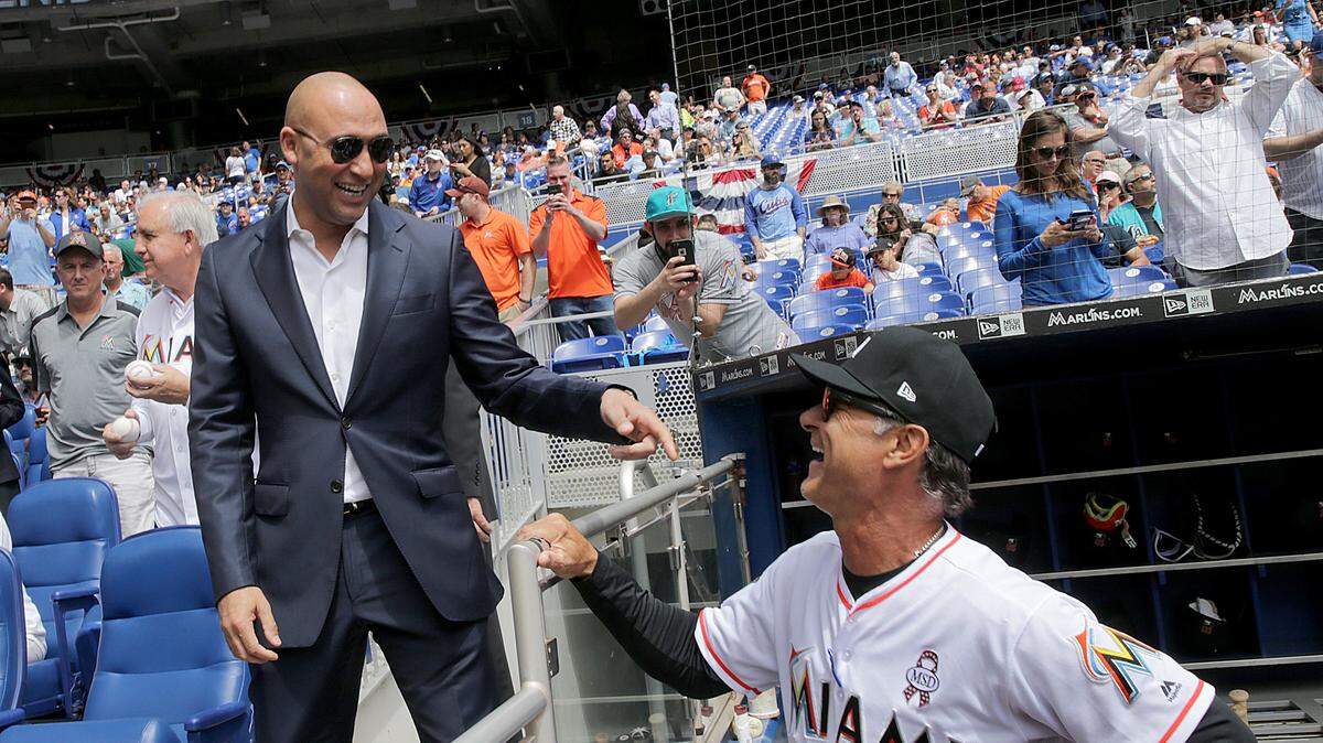 DEREK JETER conversa con el manager Don Mattingly el 29 de marzo del 2018 en Miami.