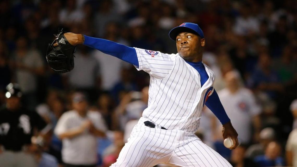 El cubano Aroldis Chapman lanza en el noveno inning con los Cachorros contra los Medias Blancas, la noche del 27 de julio del 2016, en Chicago.