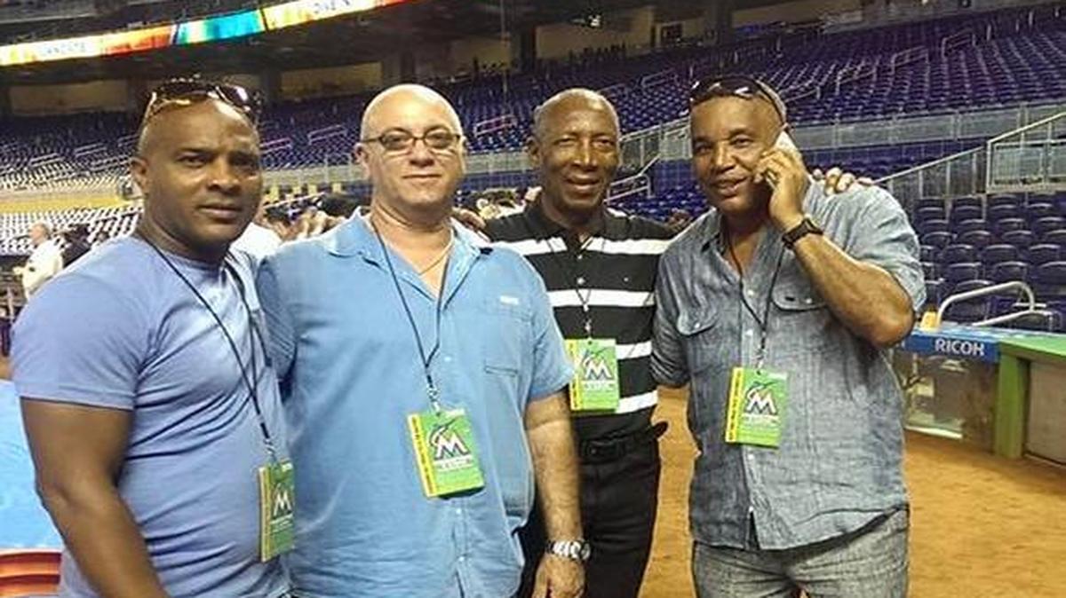 
EDUARDO PARET, el empresario Osvaldo Pérez, Braudilio Vinent y Víctor Mesa en una reciente visita al estadio de los Marlins.
