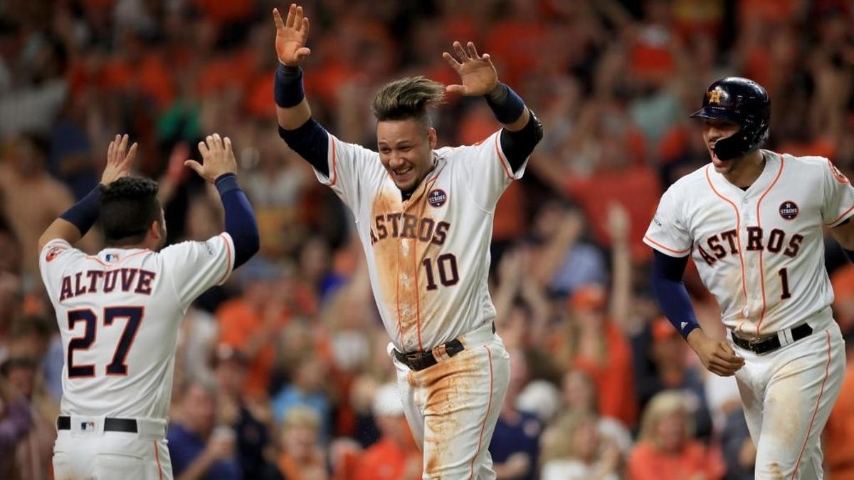 Yuli Gurriel (10) celebra con sus compañeros José Altuve (27) y Carlos Correa (1) luego de anotar una carrera para los Astros luego de un hit de Brian McCann a Tommy Kahnle, de los Yankees, en el quinto inning del séptimo juego de la Serie de Campeonato en el Minute Maid Park, la noche del sábado 21 de octubre del 2017 en Houston, Texas.