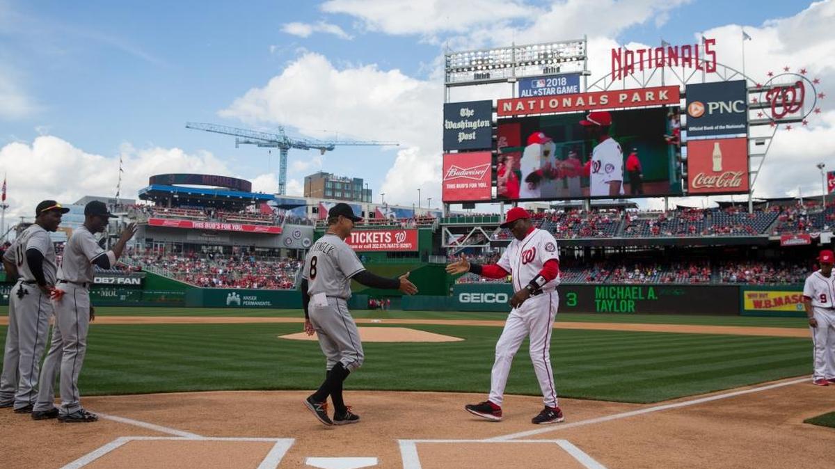 El manager de los Marlins, Don Mattingly (izq.), saluda al de los Nacionales, Dusty Baker, antes de un partido el jueves, 7 de abril de 2016, en Washington.