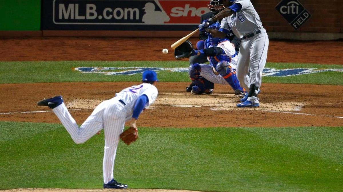 EL JUGADOR de los Reales de Kansas City Lorenzo Cain conecta un imparable remolcador de una carrera en el sexto episodio del cuarto partido de la Serie Mundial frente a los Mets de Nueva York el sábado en el Citi Field.