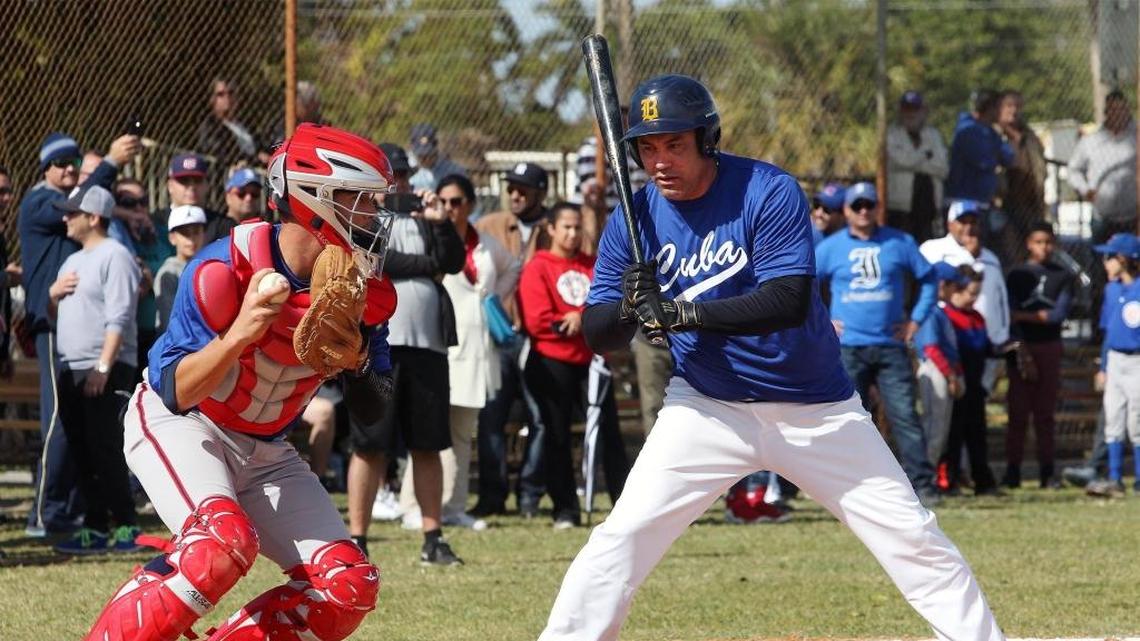 ANDY MORALES durante un turno en el Juego de las Estrellas Cubanas celebrado el 6 de enero en el Tamiami Park.