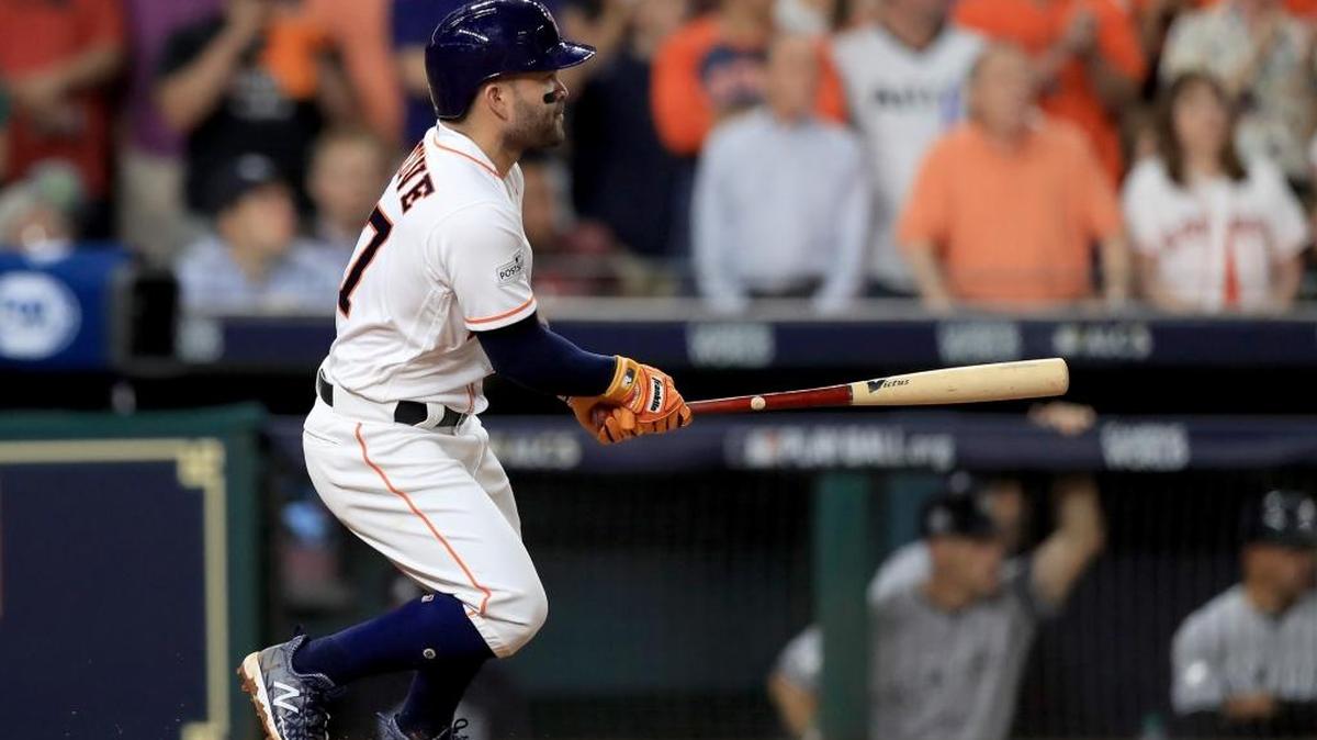 José Altuve, de los Astros, conecta un sencillo que impulsa a Evan Gattis y Brian McCann, ante un lanzamiento de Luis Severino, de los Yankees, en el quinto inning en el sexto juego de la Serie de Campeonato de la Liga Americana, en el Minute Maid Park, la noche del sábado 20 de octubre del 2017 en Houston, Texas.