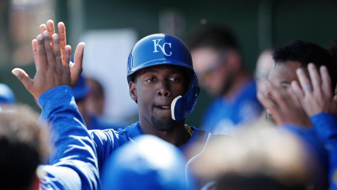 JORGE SOLER celebra tras anotar una carrera el 27 de febrero en Surprise, Arizona.