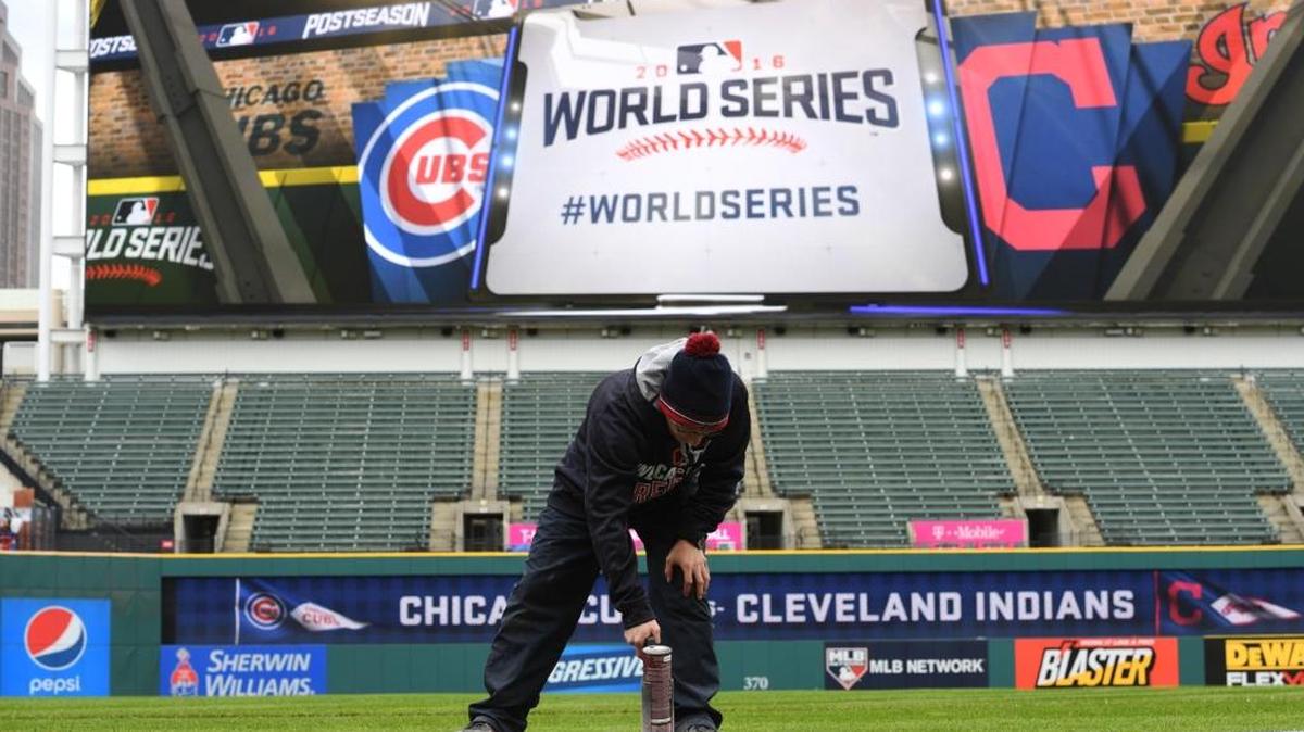 Un trabajador da los toques finales en el Progressive Field el lunes 24 de octubre en Cleveland, Ohio, para la Serie Mundial entre los Cachorros y los Indios.