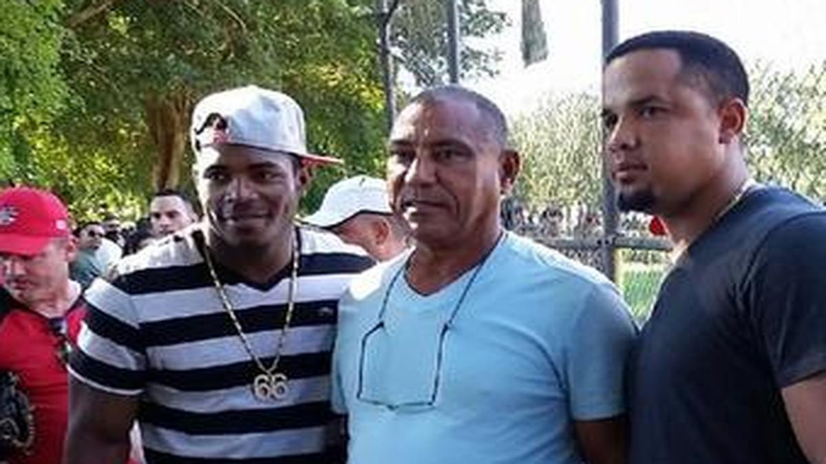 
Yasiel Puig (izq.), Antonio Muñoz (centro) y José Abreu posan el pasado sábado 18 de octubre en el Blue Lakes Park, en Miami.


