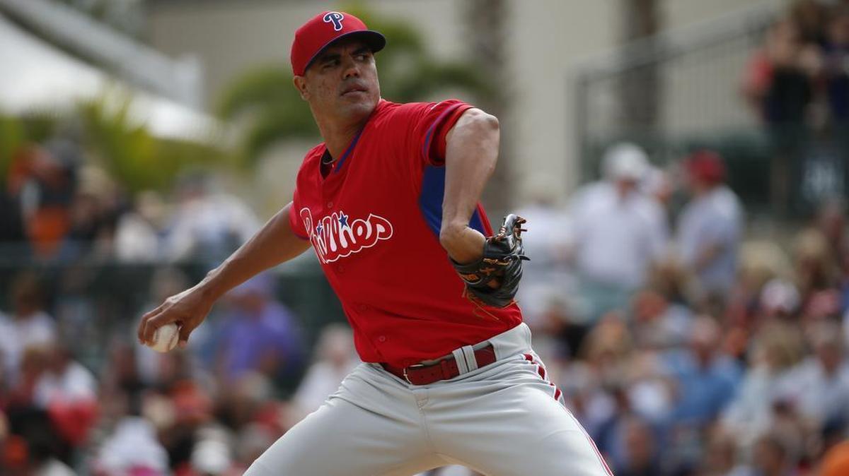 Miguel Alfredo González lanza por los Filis en el cuarto inning de un partido contra los Orioles en el entrenamiento de primavera, el 7 de marzo de 2014.