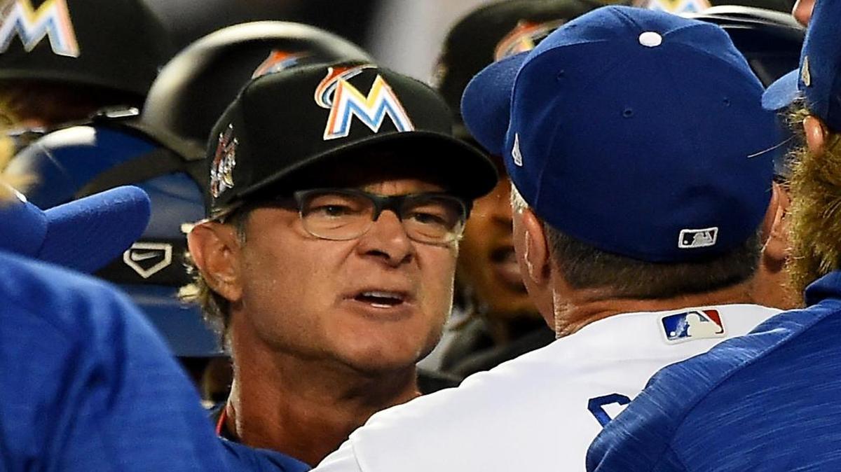 Don Mattingly (izq.), mánager de los Marlins, discute con Bob Geren, coach del banco de los Dodgers en la escaramuza del sábado.