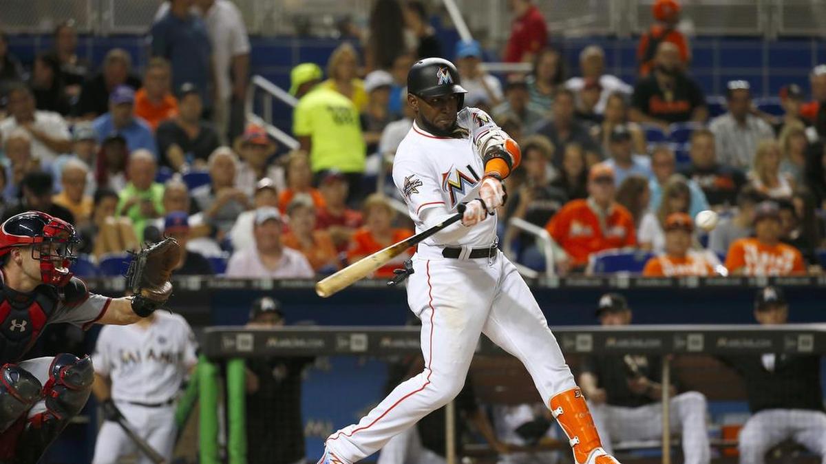 El dominicano Marcell Ozuna, de los Marlins, dispara un sencillo en la tercera entrada del juego contra los Nacionales de Washington, el pasado 20 de junio en Miami.