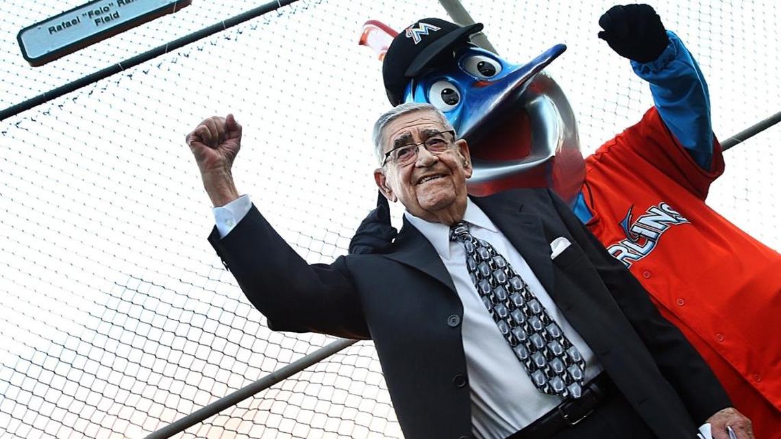 FELO RAMIREZ junto a la mascota de los Marlins Billy, durante una ceremonia para homenajear el cubano el 14 de diciembre del 2016.