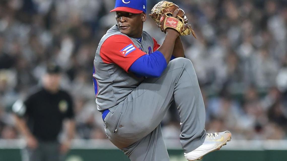 Yoanni Yera de Cuba lanza en la tercera entrada durante el IV Clásico Mundial de Béisbolen el partido de primera ronda entre Japón y Cuba en Tokyo el 7 de marzo de 2017.