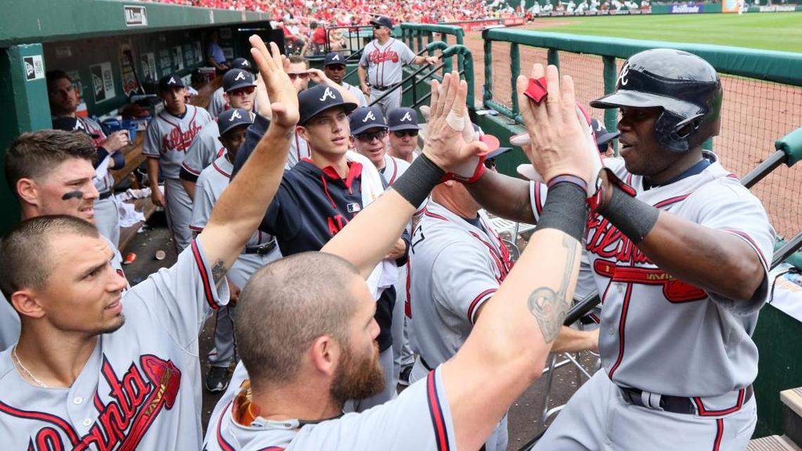 ADONIS GARCIA es felicitado por su equipo tras pegar un cuadrangular contra San Luis el 26 de julio del 2015.