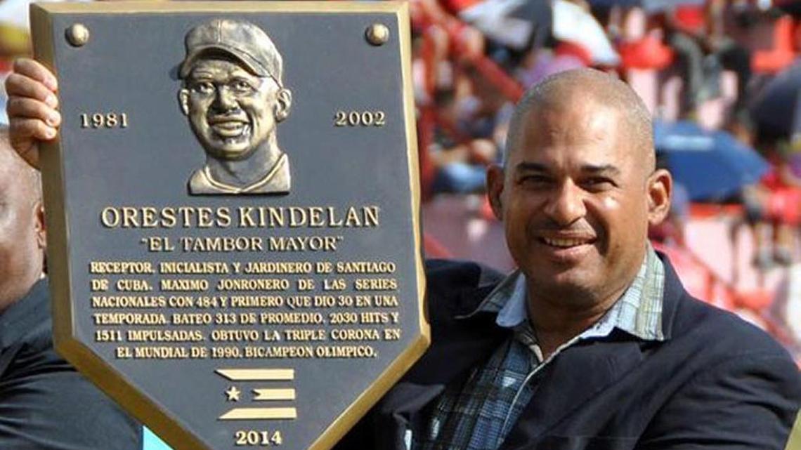 ORESTES KINDELÁN al recibir su placa como inmortal del Salón de la Fama del Béisbol cubano.