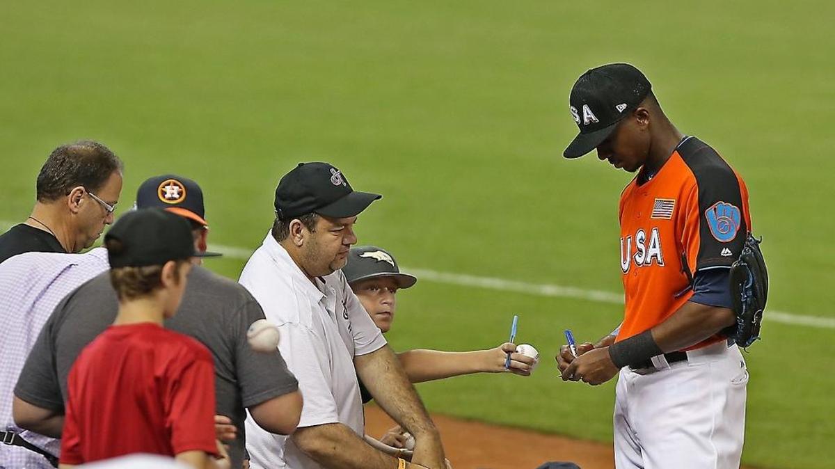 LEWIS BRINSON firma autógrafos a aficionados en el Marlins Park antes del Juego de las Estrellas del futuro el 9 de julio del 2017.