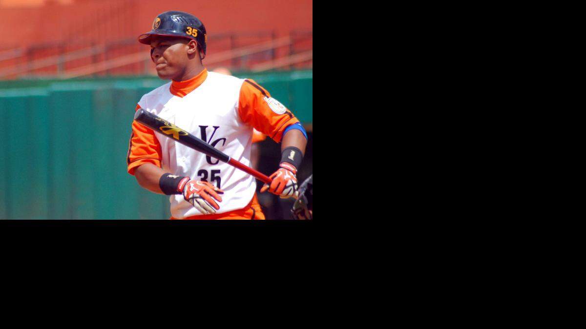 
Dian Toscano jugó cinco temporadas en la liga cubana con el equipo de Villa Clara como jardinero izquierdo y también alternó como inicialista y bateador designado.


