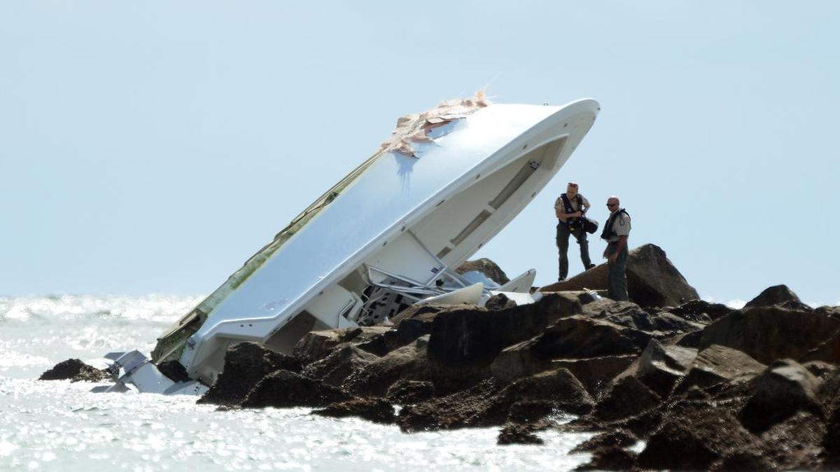 Investigatores inspeccionan la lancha en la que se mató el lanzador de los Marlins José Fernández y dos amigos más, en la madrugada del domingo 25 de septiembre del 2016, en Maimi Beach.