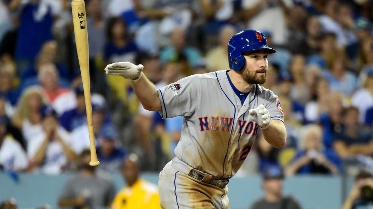 
DANIEL MURPHY conecta jonrón para los Mets de Nueva York en el sexto episodio en la victoria sobre los Dodgers en el quinto partido de la Serie Divisional de la Liga Nacional, el jueves en Los Ángeles.
