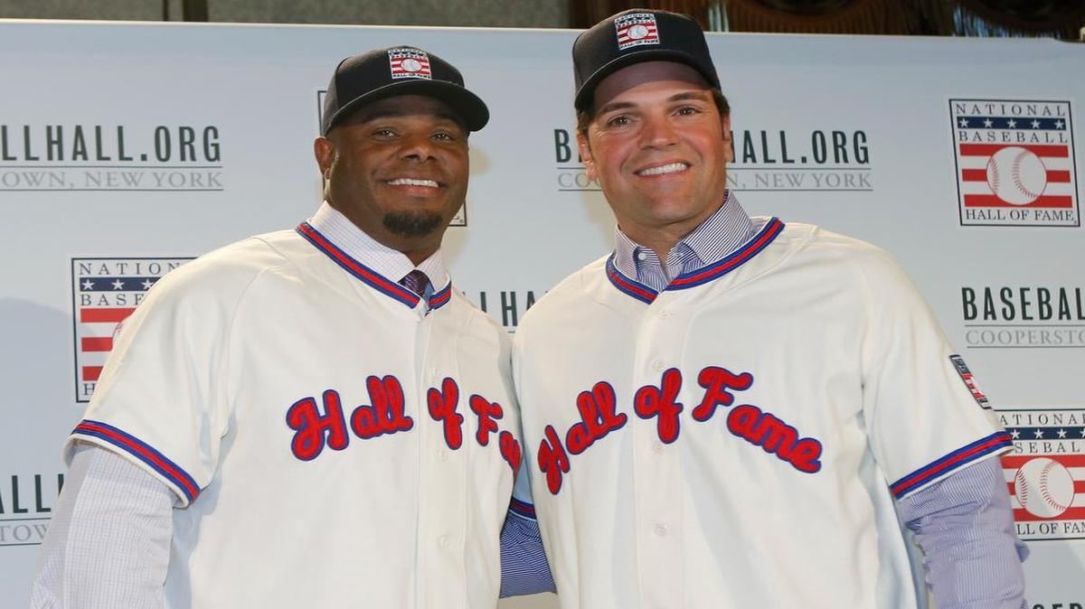 LOS NUEVOS elegidos al Salón de la Fama, Ken Griffey (izq.) y Mike Piazza, posan en Nueva York.