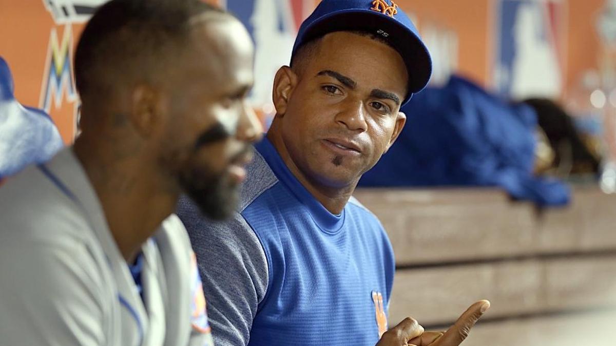 YOENIS CESPEDES (d) conversa con José Reyes en juego contra los Marlins el 14 de abril del 2017.