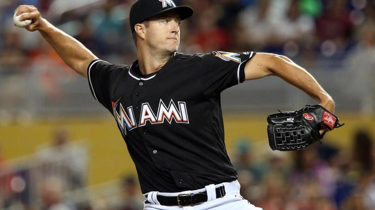 Colin Rea lanza con los Marlins en el primer inning contra los Cardenales, el sábado en Miami.