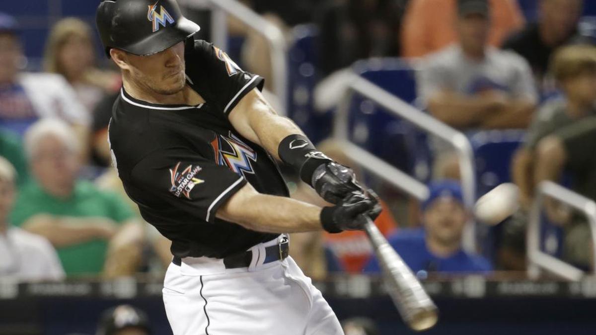 JT REALMUTO pega un cuadrangular de tres carreras el 24 de junio del 2017.