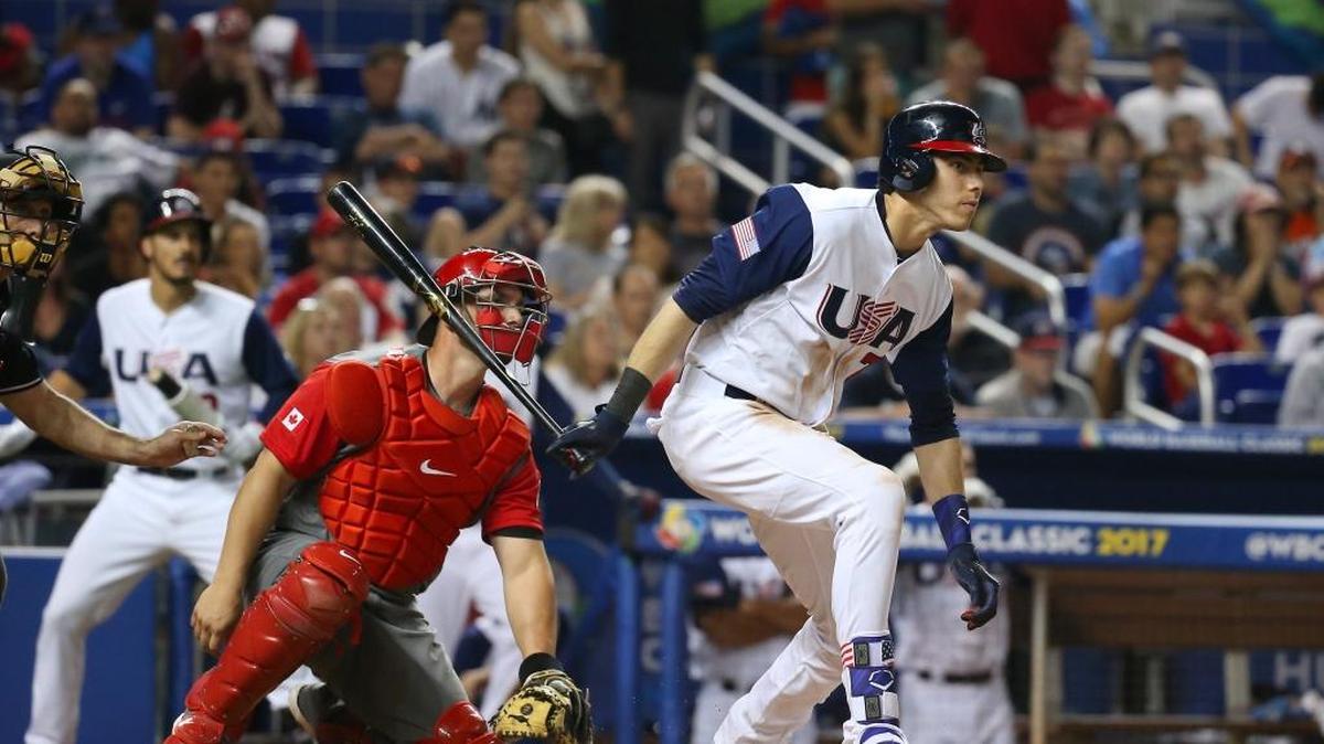 Christian Yelich, de Estados Unidos, conecta un sencillo contra Canadá en el Clásico Mundial, Grupo C, en el Marlins Park la noche del domingo 12 de marzo del 2017 en Miami.