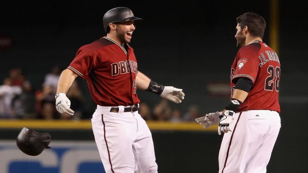 Paul Goldschmidt (izq.) se acerca a felicitar al cubanoamericano J.D. Martínez (28) luego de este último impulsara la carrera de la victoria de los Diamondbacks sobre los Marlins, en el noveno episodio en el Chase Field, el domingo 24 de septiembre del 2017 en Phoenix, Arizona. Los Diamondbacks vencieron 3-2 a los Marlins.