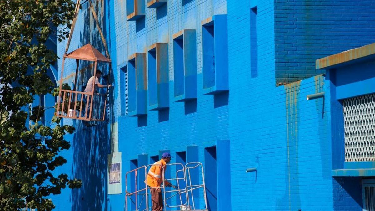 TRABAJADORES PINTAN el Estadio Latinoamericano el 1 de marzo del 2016 para el juego del 22 contra los Rays en La Habana.