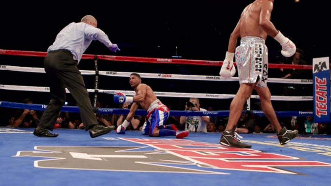 Robinson Castellanos enrumba a su esquina mientras el árbitro procede a la cuenta a un Yuriorkis Gamboa que trata de levantarse de la lona, la noche del viernes en Las Vegas
