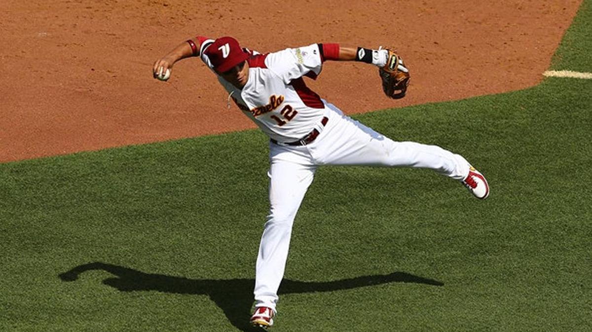 MARTIN PRADO viste el uniforme de Venezuela para la contienda beisbolera.