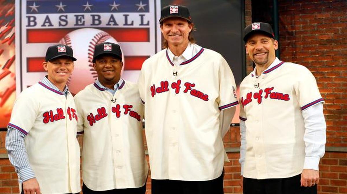 
LOS CUATRO últimas figuras elegidas al Salón de la Fama del béisbol de Grandes Ligas posan en los estudios de MLB Networks, el miércoles. De izquierda a derecha Craig Biggio, Pedro Martínez, Randy Johnson y John Smoltz.
