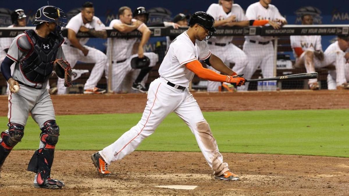 GIANCARLO STANTON reacciona al poncharse en choque contra San Francisco el 6 de abril del 2015.
