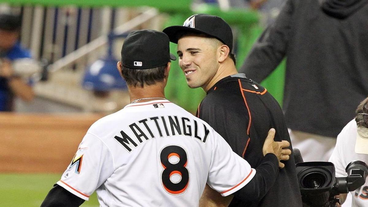 JOSE FERNANDEZ celebra con el manager Don Mattingly el triunfo 4-3 sobre Arizona el 4 de mayo del 2016 en Miami.