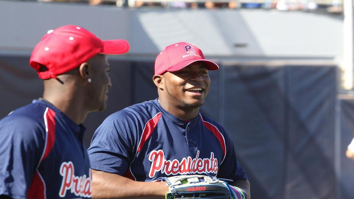 YASIEL PUIG y Adeiny Hechavarría durante el juego de las Estrellas Cubanas celebrado en la Universidad Internacional de la Florida el Domingo 18 de Enero del 2015.