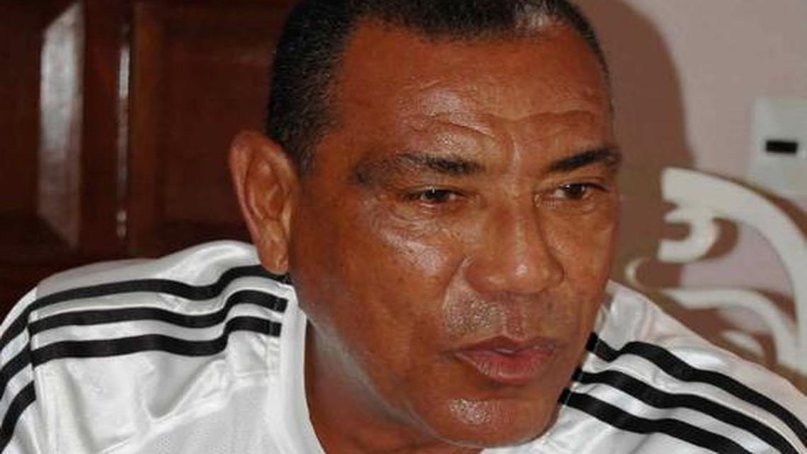 
Meses después de un fallido intento de visita, Antonio Muñoz llegó finalmente el domingo a Miami invitado por un grupo de amigos y luego de un largo proceso de recuperación de una enfermedad sanguínea.
