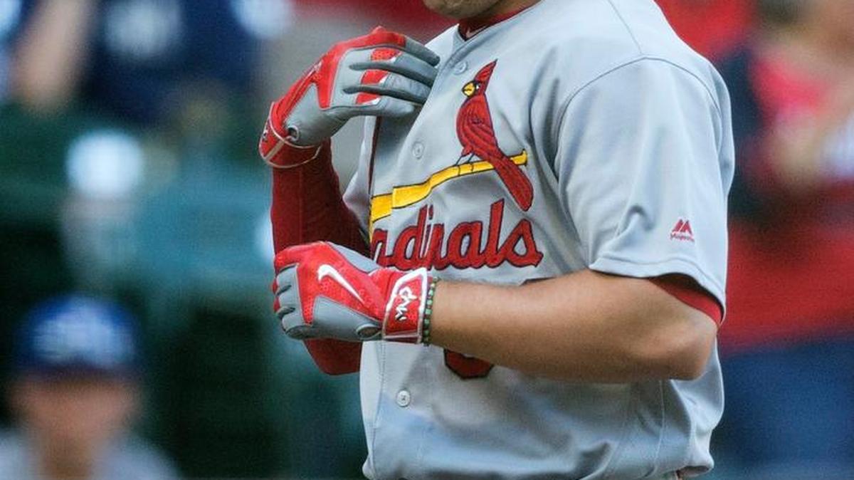 EL CUBANO Aledmys Díaz reacciona tres conectar jonrón de tres carreras en la novena entrada en victoria de San Luis sobre Milwaukee.