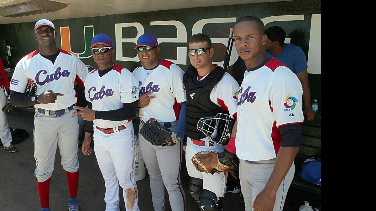 
LOS PROSPECTOS cubanos (izq. a der.) Yasiel Mederos (1B), Andy Ibáñez (2B), Gelkis Jiménez (OF), Lednier Ricardo ( C ) y Ariel Miranda (P) al concluir su demostración en la Universidad de Miami.
