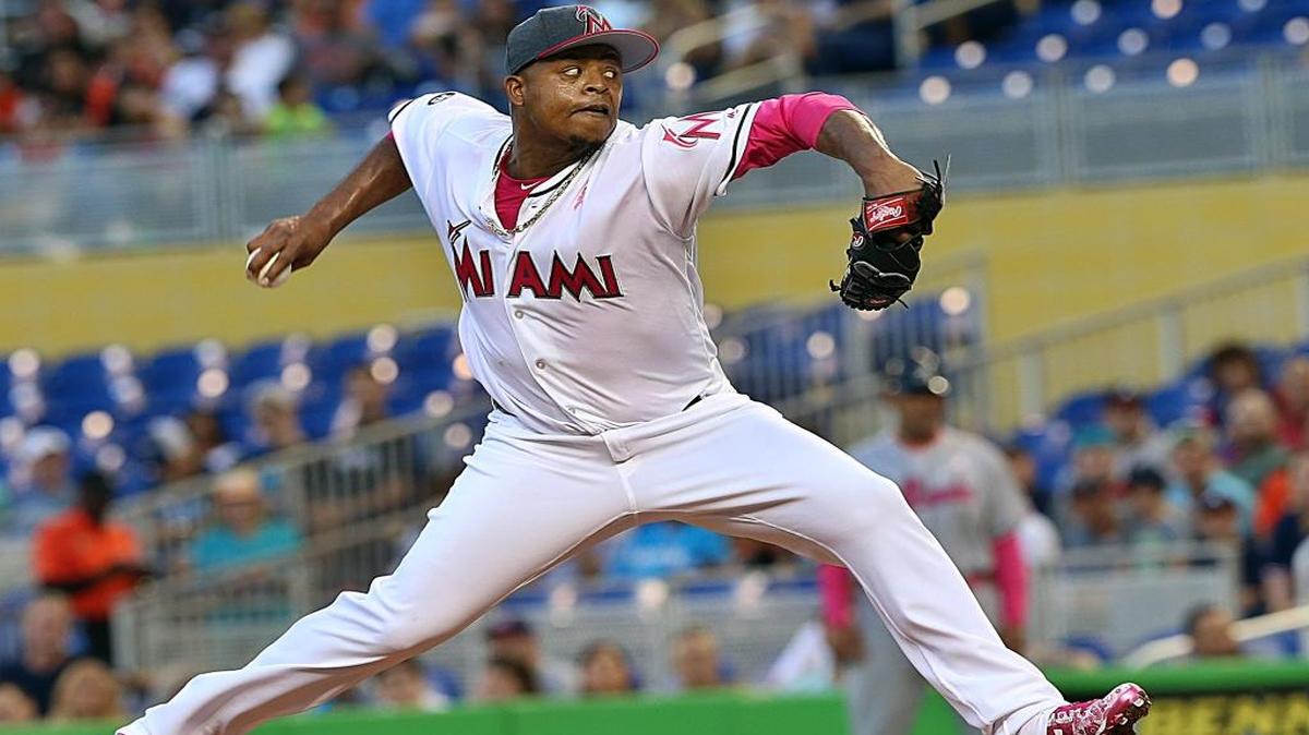 El dominicano Edinson Vólquez, de los Marlins, lanza en el primer inning contra los Bravos, en el Marlins Park en la Pequeña Habana la noche del sábado 13 de mayo del 2017 en Miami.