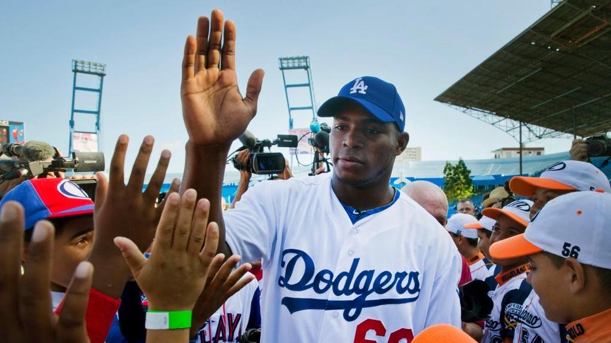 YASIEL PUIG saluda a niños cubanos durante una clínica ofrecida el 15 de diciembre del 2015 en La Habana.