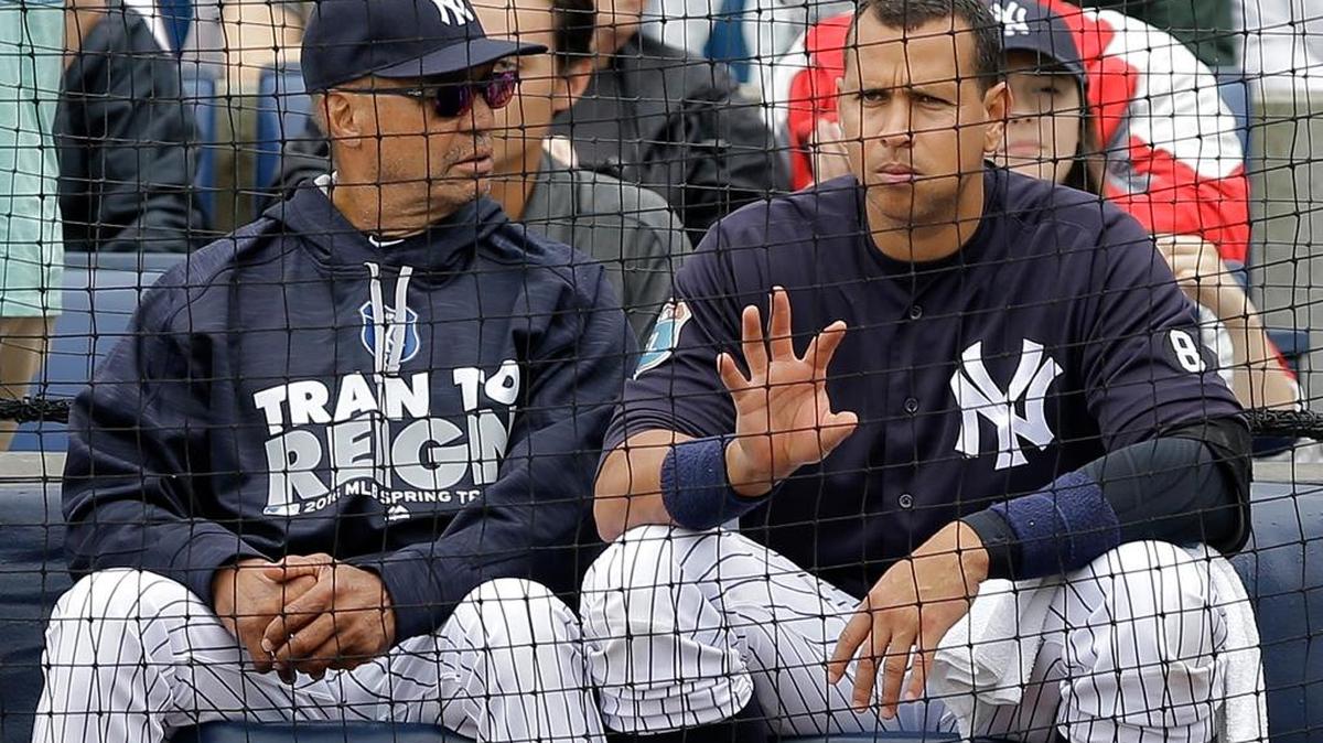 ALEX RODRIGUEZ conversa con Reggie Jackson (i) durante un juego de primavera el 19 de marzo del 2016 en Tampa.
