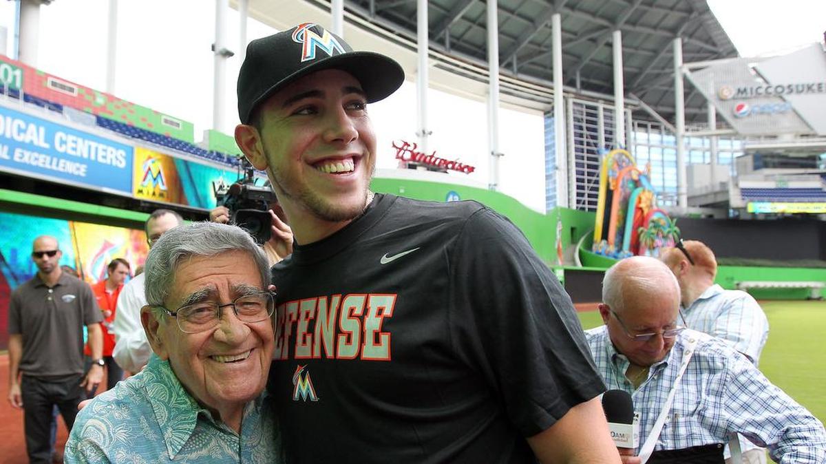 José Fernández (der.) y Felo Ramírez conversan después de una sesión con la prensa del lanzador cubano, el 3 de octubre de 2014 en el Marlins Park de Miami.
