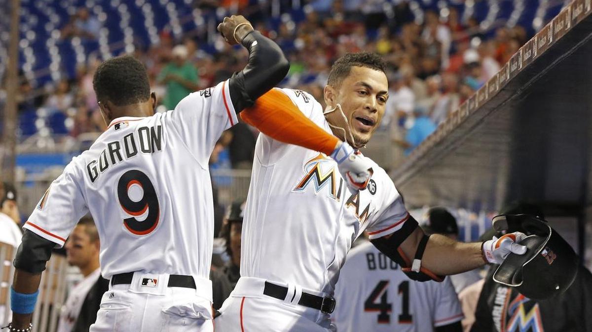 Dee Gordon (izq.) y Giancarlo Stanton celebran un jonrón del jardinero de los Marlins ante los Filis, el 19 de julio de 2017.