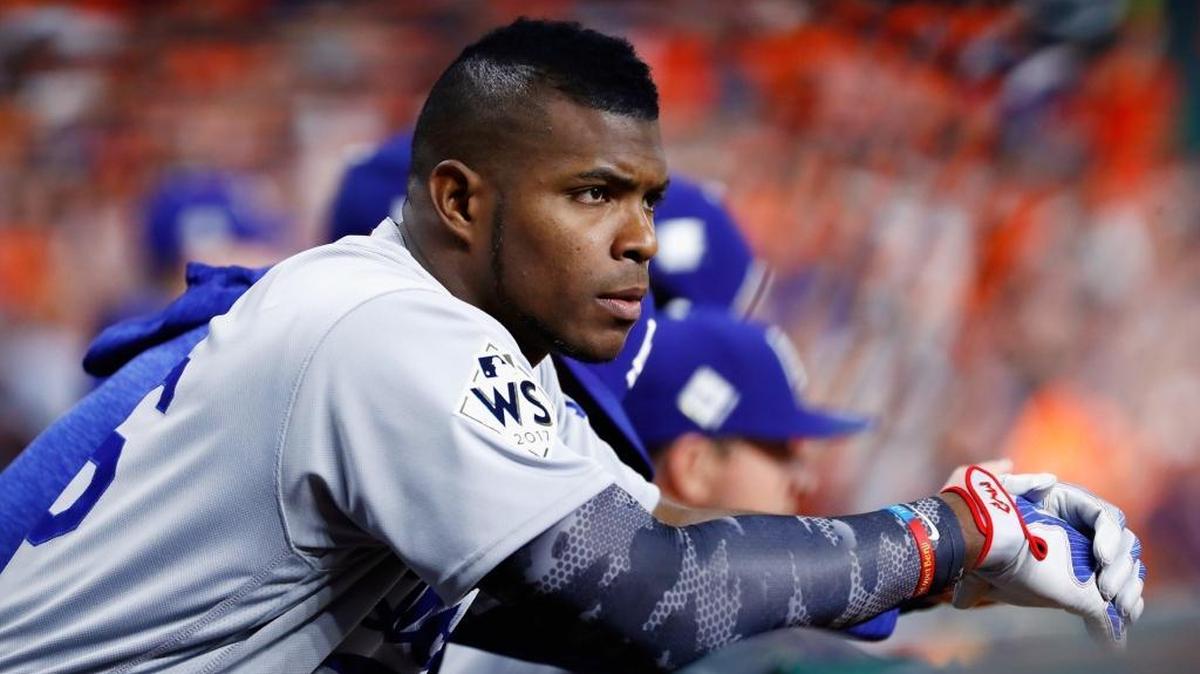 YASIEL PUIG contempla el juego desde el dugout de los Dodgers el 29 de octubre en Houston.