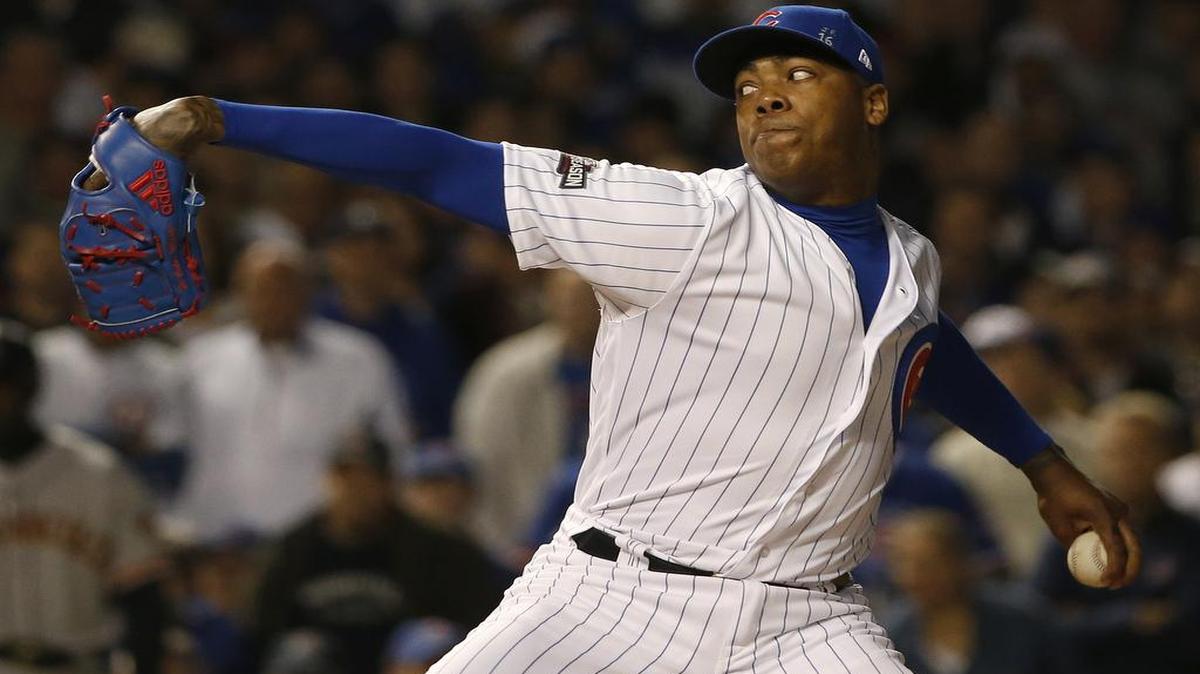 Aroldis Chapman, de los Cachorros, lanza en el segundo juego de la Serie Divisional contra los Gigantes, el 8 de octubre del 2016, en Chicago.