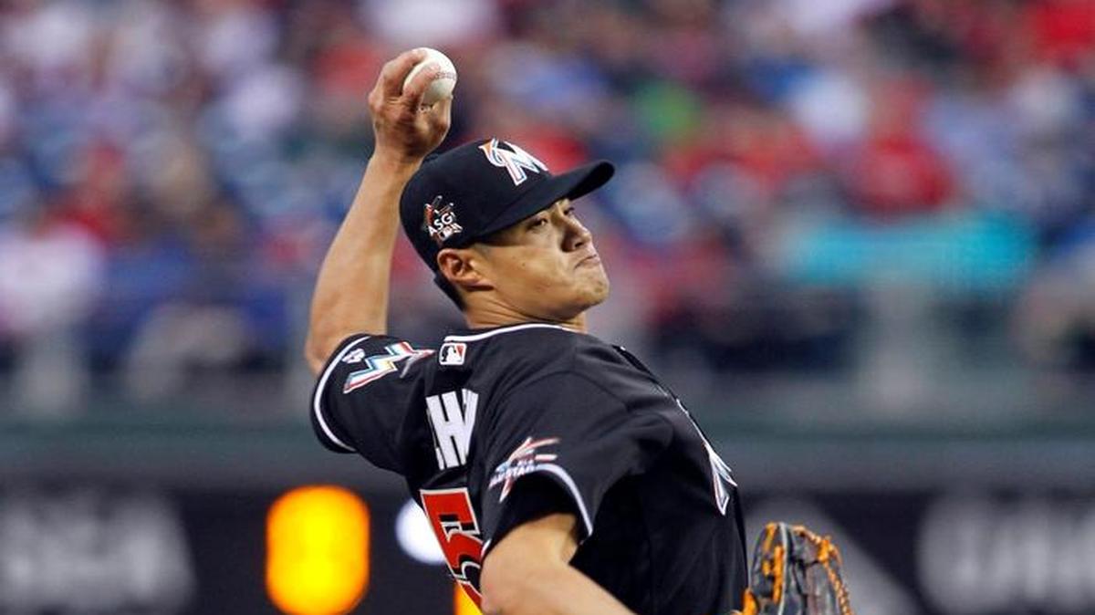 El abridor de los Marlins Wei-Yin Chen lanzó por espacio de cinco entradas y permitió cuatro carreras a la tanda de los Filis, el 26 de abril del 2017 en Filadelfia.