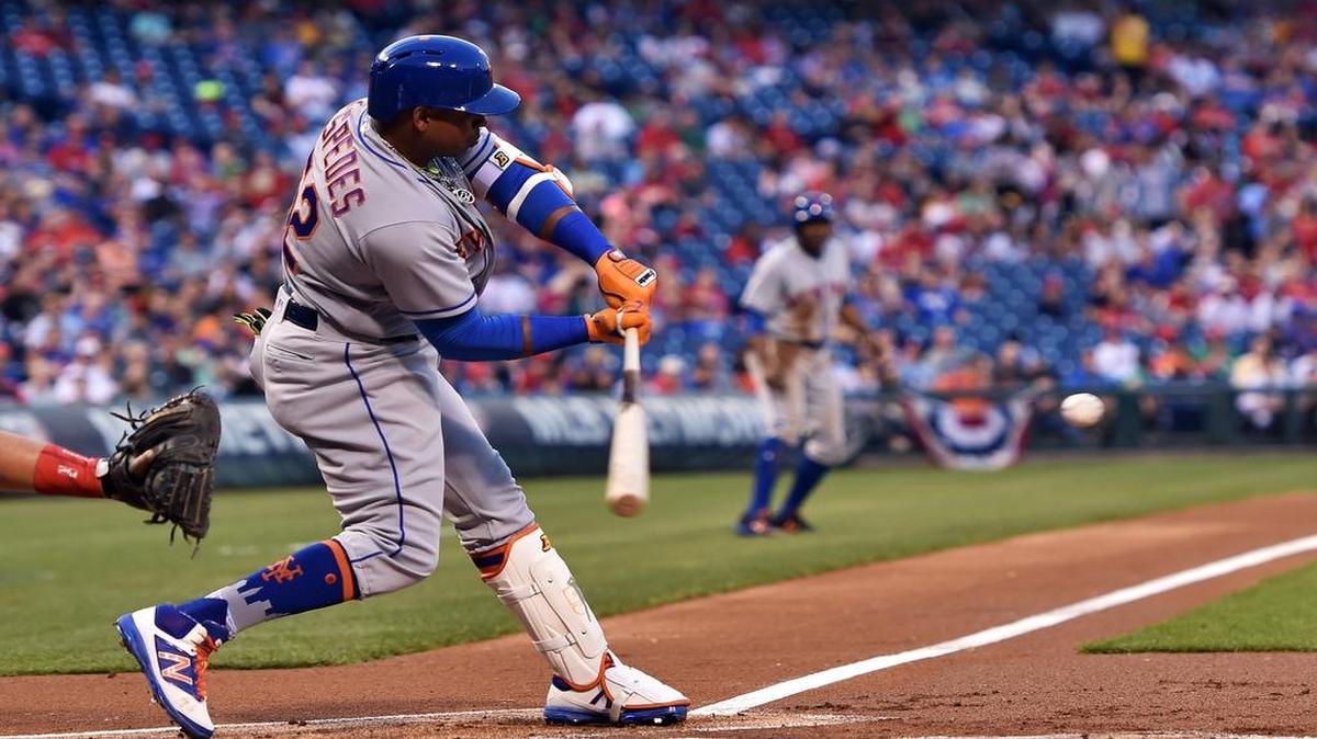 Yoenis Céspedes dispara su tercer jonrón de la noche con los Mets en el partido contra los Filis, el 11 de abril del 2017 en Filadelfia.