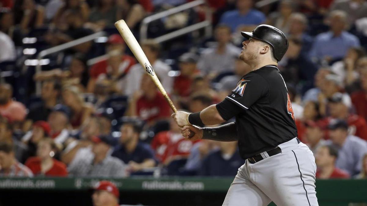 
El primera base de los Marlins Justin Bour mira el recorrido de la pelota tras disparar un cuadrangular de tres carreras en el quinto episodio ante los Nacionales, el jueves en Washington.
