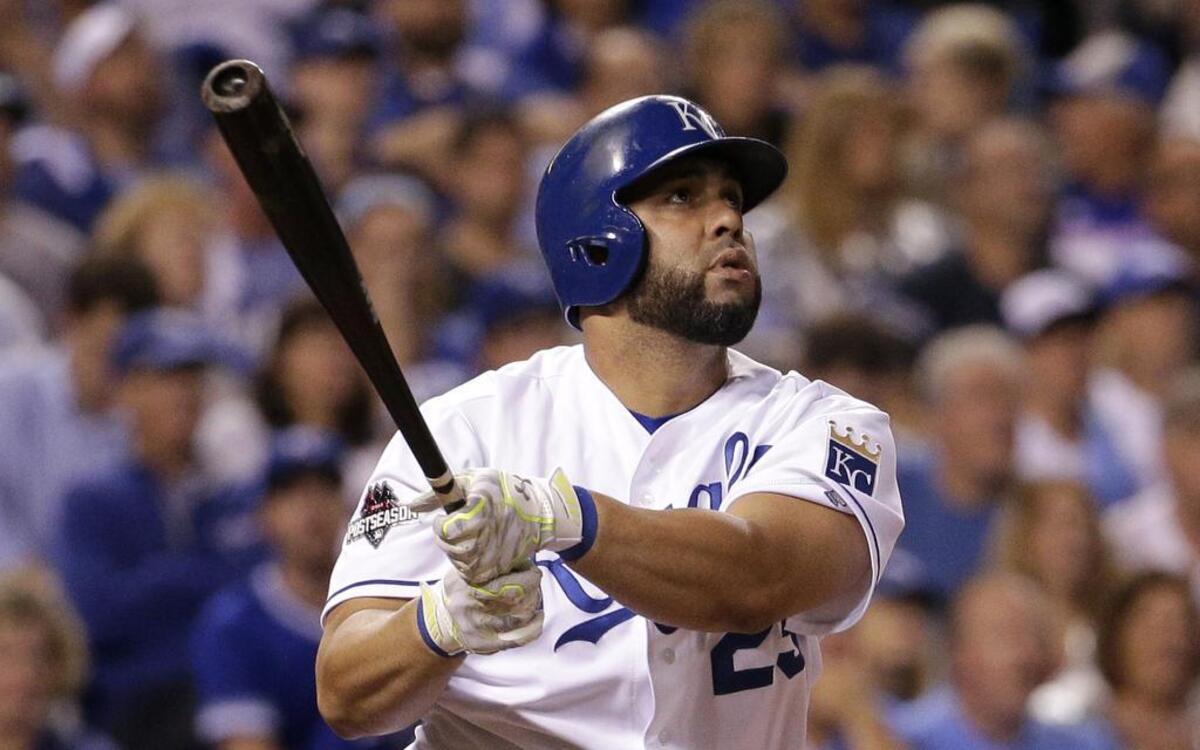 Kendrys Morales promedió .295 con 21 jonrones, 39 dobletes, 104 carreras impulsadas y 78 anotadas en 141 partidos como bateador designado con Kansas City en el 2015.
